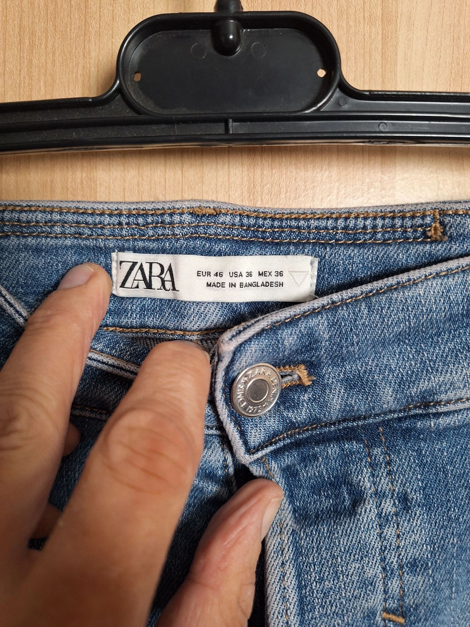 Jean Zara homem azul claro desbotado efeito furado tamanho 46 XL – photo 4